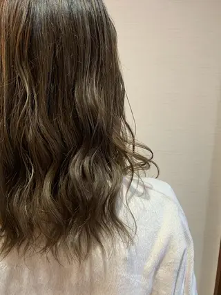 セミロング カラー 蓮見  友里のヘアスタイル