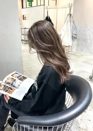 ロング カラー DEAN ISLA 大人レイヤーカットのヘアスタイル