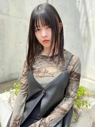 ロング 顔まわりレイヤー デザインカットのヘアスタイル