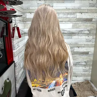 ロング カラー 看板犬がお出迎え◎ 初めてでも安心◎のヘアスタイル