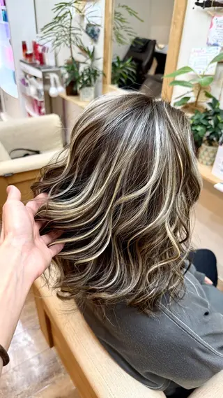 ミディアム カラー 🌈ハイライト特化 🌈 🐶ノザワ🐶のヘアスタイル