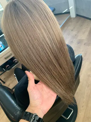 セミロング 【髪質改善の専門店】 🫧鷹司郎のヘアスタイル