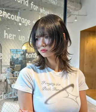 ミディアム カラー 大阪ウルフカット ハッシュカットのヘアスタイル