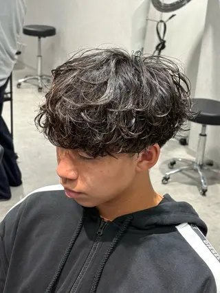 ショート カラー パーマ メンズ 【シャドウパーマ センターパート】義心のヘアスタイル
