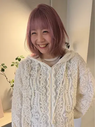 ショート カラー MIU/ルーツカラー 顔まわりレイヤーのヘアスタイル