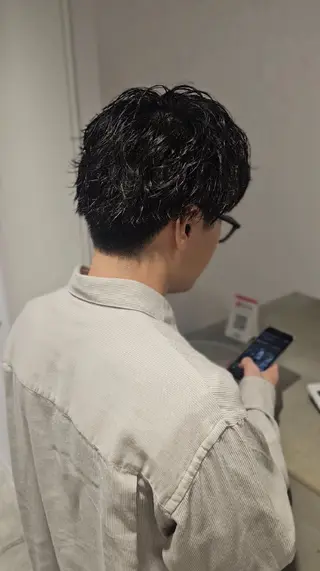 ショート メンズ 縮毛矯正をしている人 のためのカラーのヘアスタイル