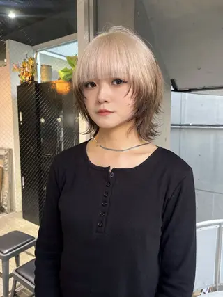 ショート カラー ミルクティーベージュ ブリーチ 店長 清水のヘアスタイル