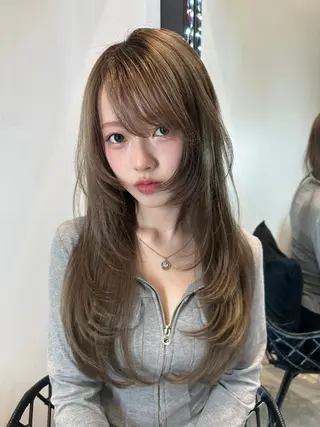 ロング カラー レイヤーカット 透明感カラーのヘアスタイル