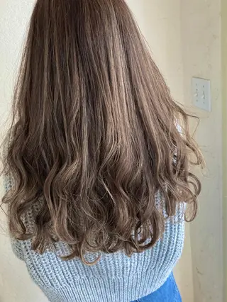 カラー 井上 歩美のヘアスタイル