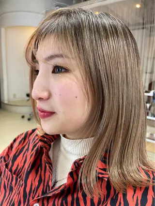 ミディアム カラー 鶴﨑 美優亜のヘアスタイル