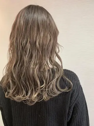 セミロング カラー 蓮見  友里のヘアスタイル