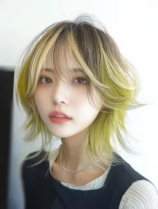 セミロング カラー 赤みなしオリーブ ハイトーン×レイヤーのヘアスタイル