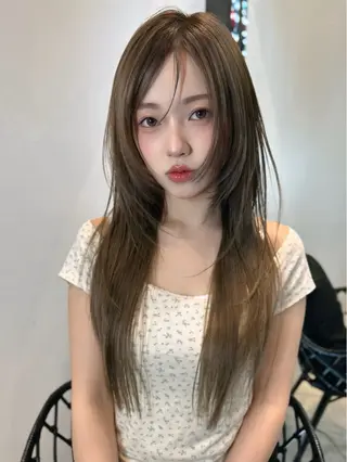 ロング カラー レイヤーカット 透明感カラーのヘアスタイル