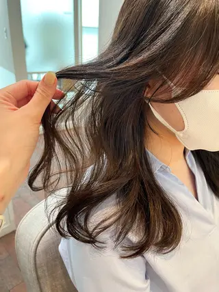 ミディアム カラー 片岡 由依のヘアスタイル