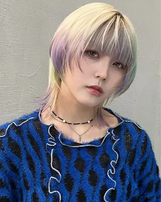 ミディアム カラー イツク ⚡️ ルーツ/ハイトーンのヘアスタイル