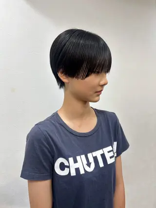 ショート ヒナ/レイヤーカット 艶感ワンカラーのヘアスタイル