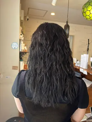 セミロング カラー パーマ 境 莉央のヘアスタイル