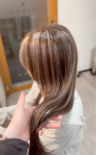 ロング 飯星慧斗 /ブリーチ、縮毛矯正のヘアスタイル