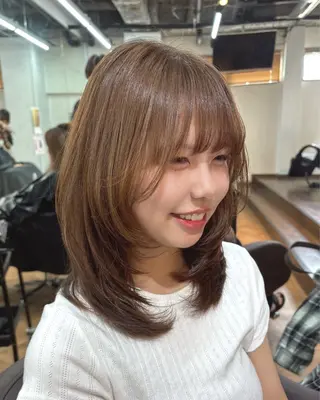 セミロング カラー 透明感ブラウン｜ レイヤー｜小寺 葵のヘアスタイル
