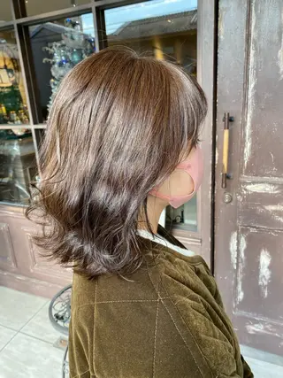 ミディアム カラー 川越 輝梨奈のヘアスタイル