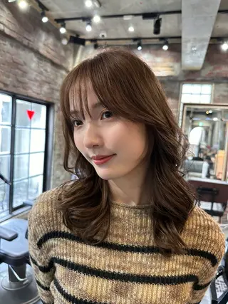 セミロング 齊藤政太 顔周り カット 透明感カラーのヘアスタイル