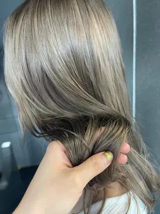 セミロング カラー 💓パーマ，💗 レイヤーカットのヘアスタイル