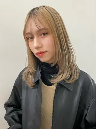 セミロング ⭐ハイトーンブリーチ ミルクティーピンクのヘアスタイル