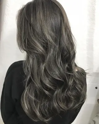 ロング カラー ヘアアレンジ 白髪ぼかしハイライト バレイヤージュヤマトのヘアスタイル