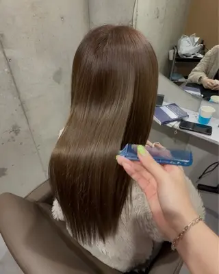 セミロング 黒木日那/髪質改善/ グレージュ/レイヤーのヘアスタイル