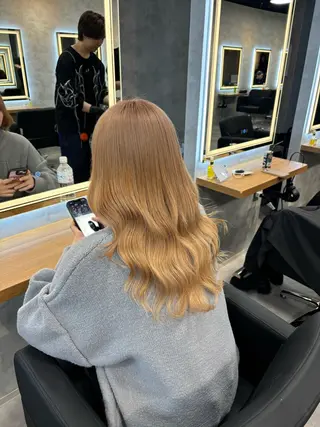 ロング カラー パーマ ヘアアレンジ 透明感ブリーチカラー 🌈TOMOHIROのヘアスタイル