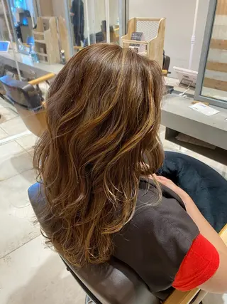 ミディアム カラー EARTH 榎本のヘアスタイル