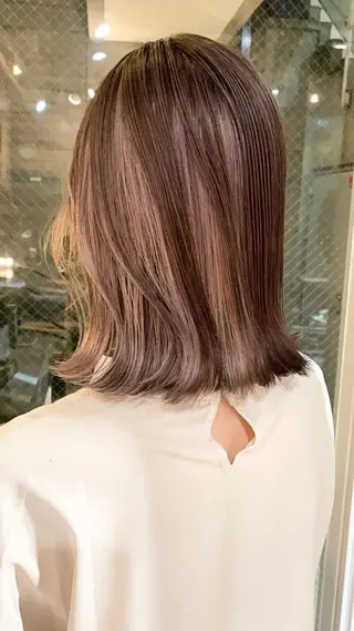 ミディアム 白髪ぼかし×デザイン 🕊️🫧ホウジョウのヘアスタイル