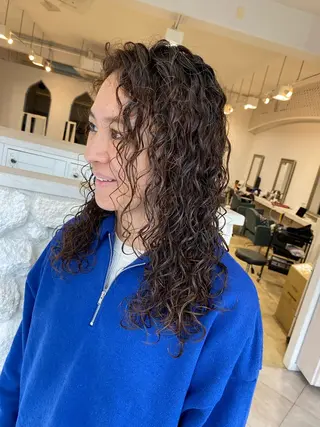 ロング パーマ 饒平名 知也のヘアスタイル