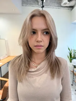 セミロング maruquee de mashu所属・モモコ/ブリーチ/ ミルクティカラーのヘアスタイル