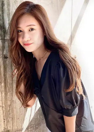 セミロング カラー コテ巻き風パーマ 韓国風パーマ 無重力のヘアスタイル