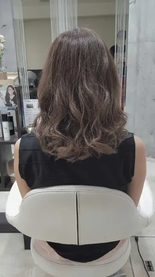 セミロング 髪質改善×レイヤー 高嶋のヘアスタイル