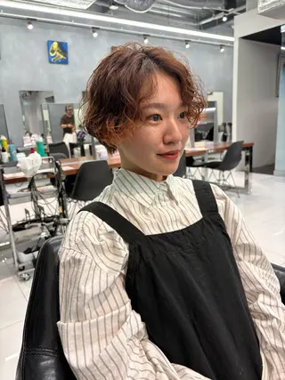 ショート パーマ 保野加/トレンドボブ 透明感爆発カラーのヘアスタイル