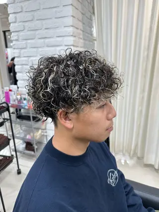 ショート カラー パーマ メンズ フェザーパーマ職人 🪶ryosukeのヘアスタイル