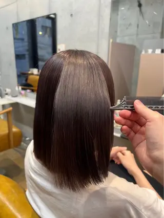 ミディアム カラー ヒナ/レイヤーカット 艶感ワンカラーのヘアスタイル