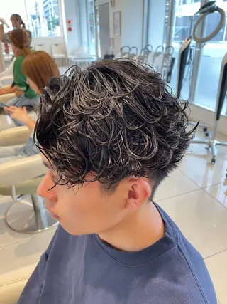 パーマ メンズ 白髪ぼかしデザイン ハイライト/宮本純登のヘアスタイル