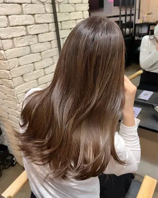 セミロング カラー 🌟小顔レイヤー× 赤み消し透明感カラーのヘアスタイル