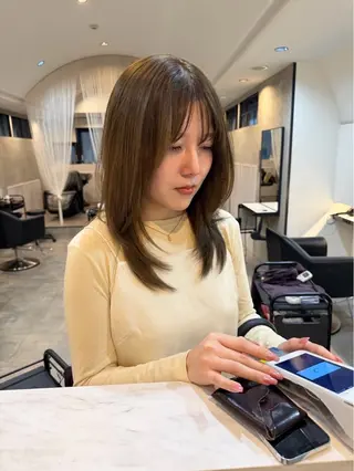 セミロング カラー 渋谷 留菜のヘアスタイル