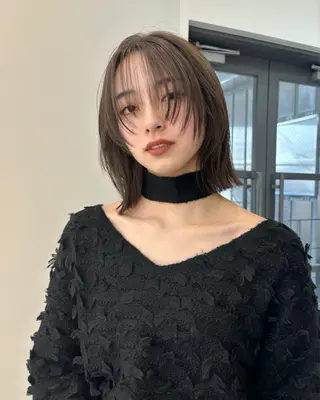 ミディアム カラー 脇野 茉優のヘアスタイル