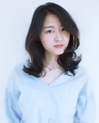 ミディアム 菅野 恵のヘアスタイル