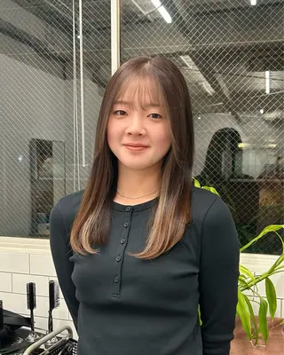 カラー ユイ コハルのヘアスタイル