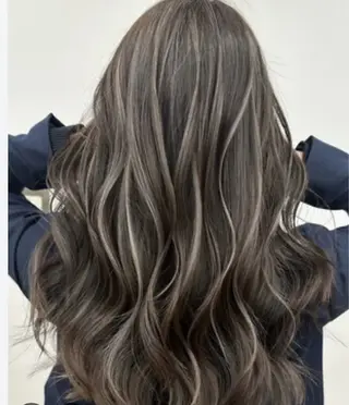 セミロング レイヤー 艶々カラーのヘアスタイル