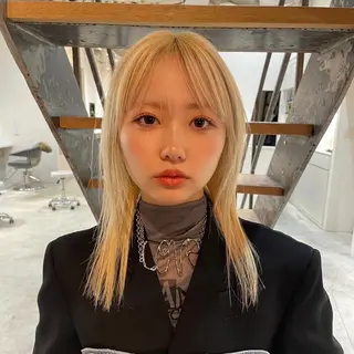 ミディアム 🩵シオリ/透明感/ ハイトーン🩵のヘアスタイル