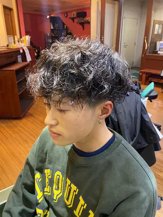 ミディアム パーマ メンズ メンズ特化 岸本 阪急六甲サロンドロイのヘアスタイル