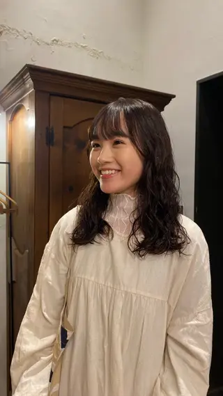 セミロング パーマ 透明感カラー 🦙なりたりみのヘアスタイル