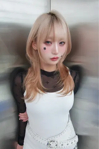 セミロング がわ/ハイレイヤー /ハイトーンカラーのヘアスタイル